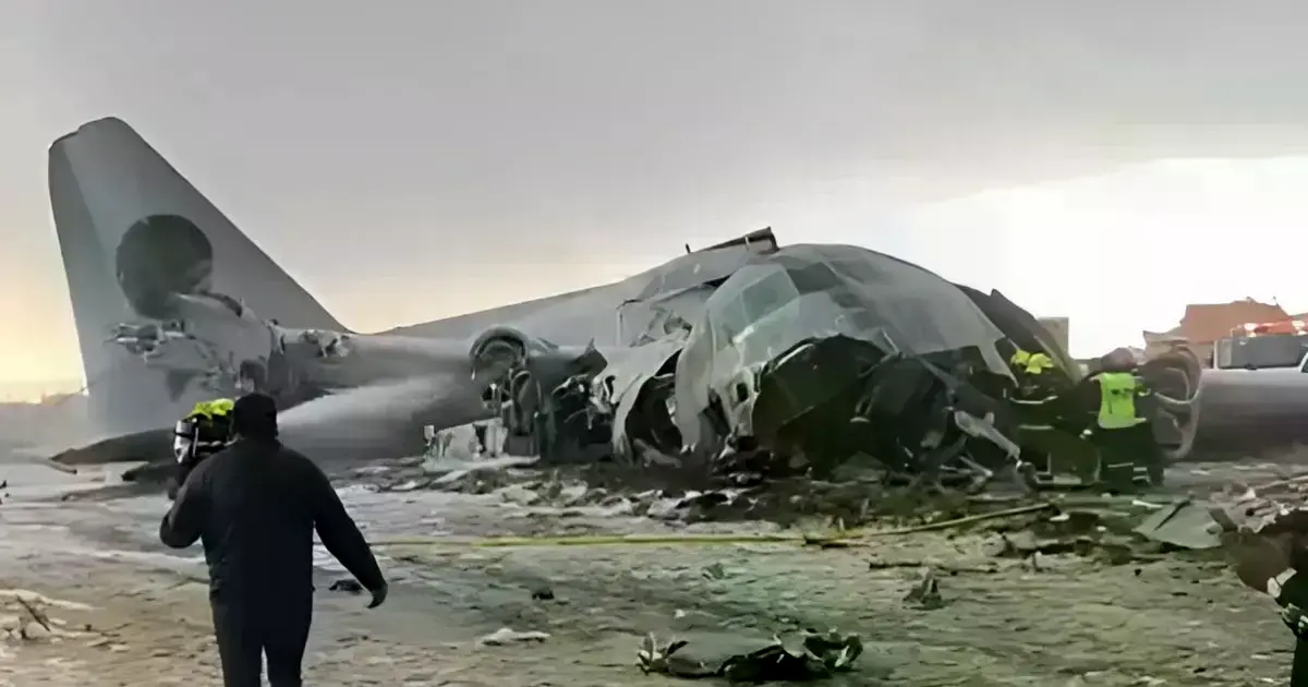 Restos del avión militar accidentado en El Alto.