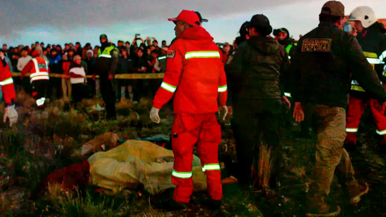 Bomberos rescata los cuerpos de las personas.