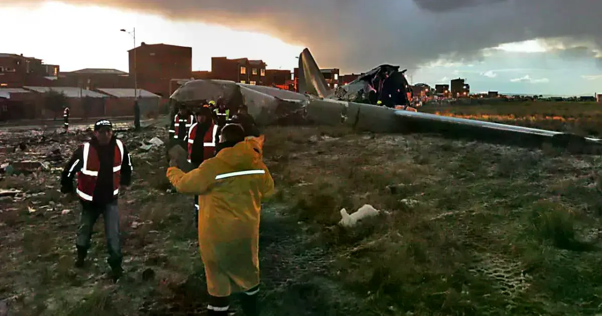 Bomberos y personal de emergencia llegaron a la zona del accidente en El Alto.