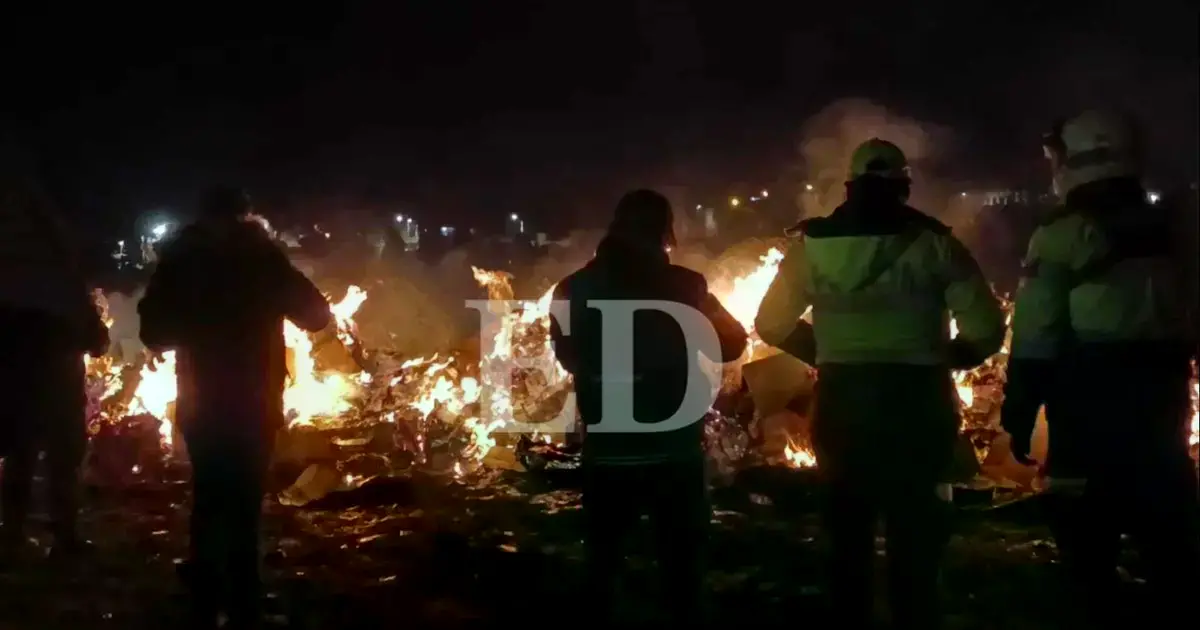 Autoridades y agentes policiales queman los billetes