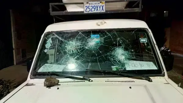 El vehículo de Bolivia TV que fue apedreado durante el incidente.