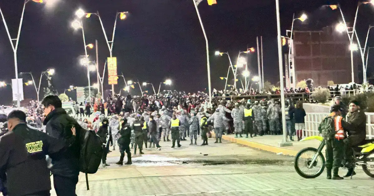 Varias personas se enfrentaron a los policías cerca del avión accidentado en El Alto.