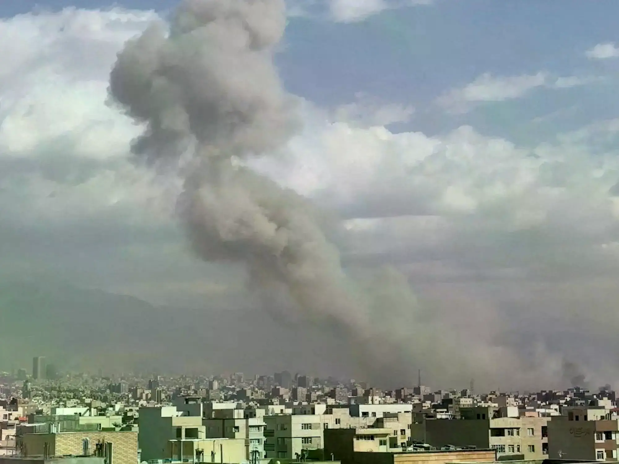 El humo se eleva en el horizonte tras una explosión en Teherán, Irán.