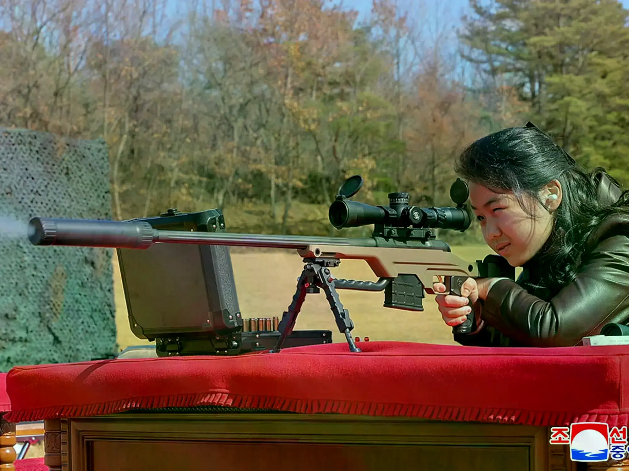 La hija del líder Kim Jong-un probando un nuevo rifle de francotirador en un campo de tiro.