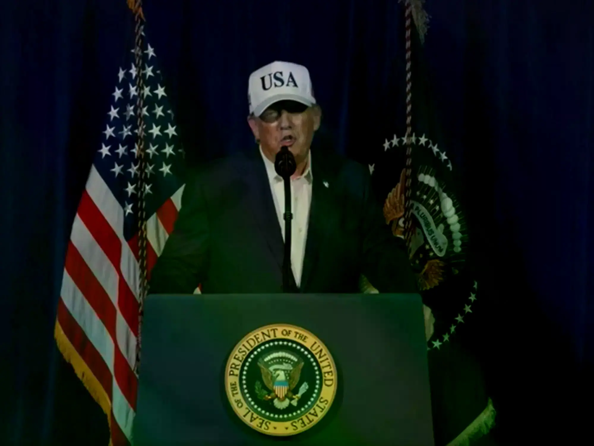 Donald Trump emite un mensaje en video sobre los ataques a Irán.