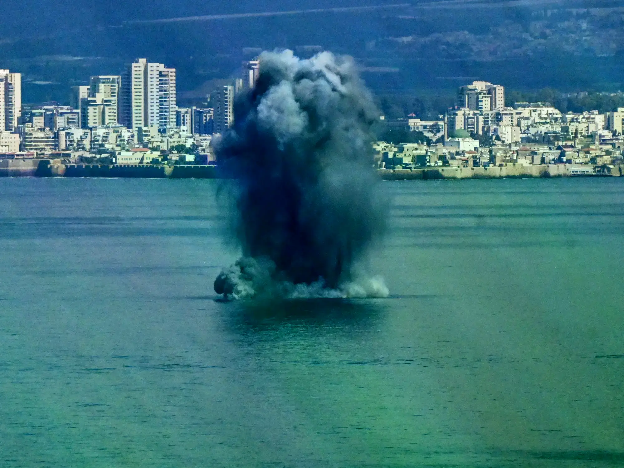 Explosión en el mar tras lanzamiento de misiles desde Irán hacia Israel.