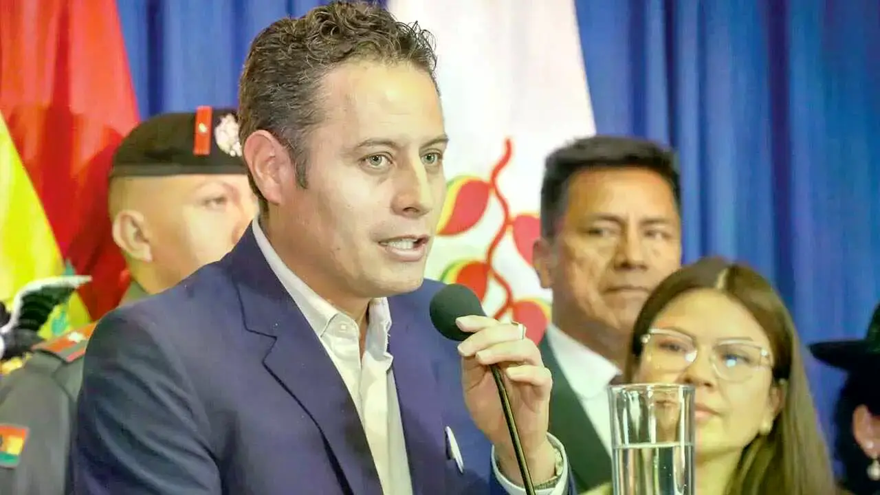 El vicepresidente Edmand Lara en una conferencia de prensa.