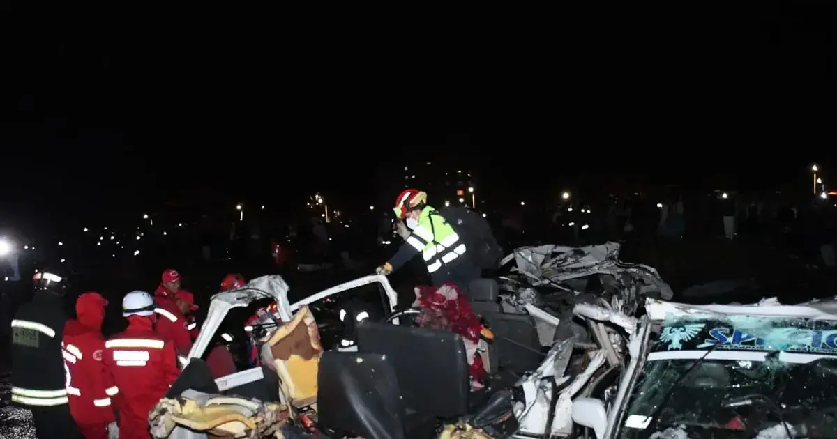Decenas de vehículos destrozados por el impacto del avión en El Alto.