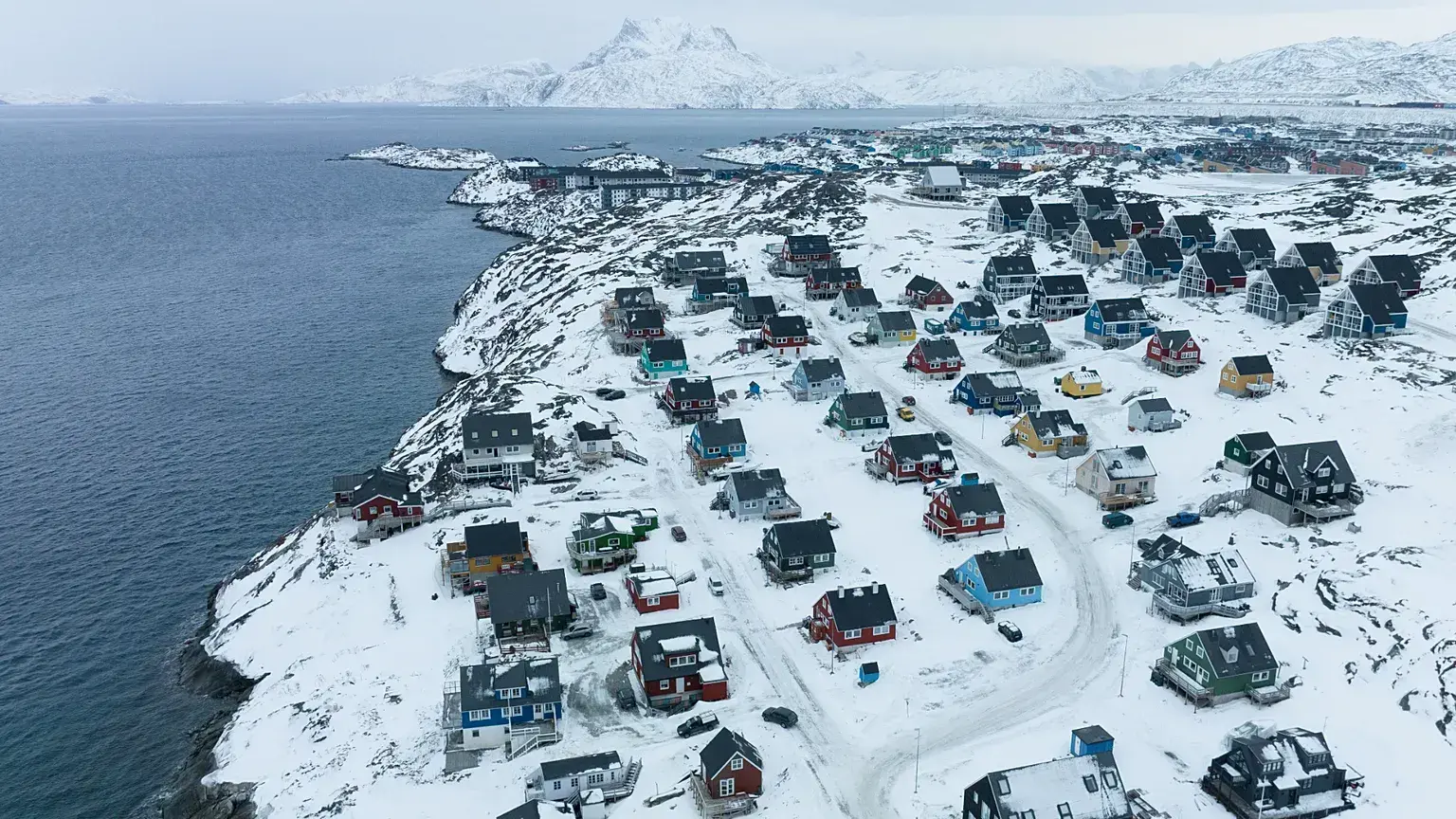 Viviendas junto a la costa de un entrante marino en Nuuk, Groenlandia.