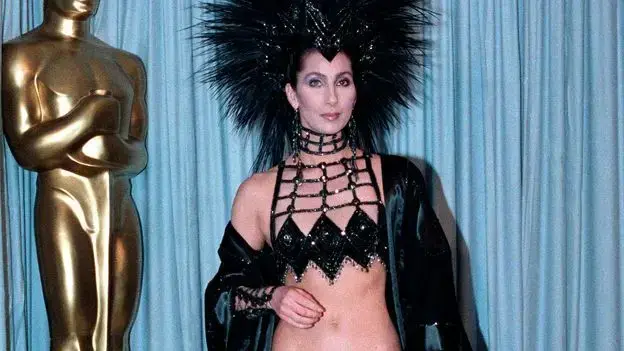 Cher viste el icónico 'vestido de venganza' en los Oscar de 1986