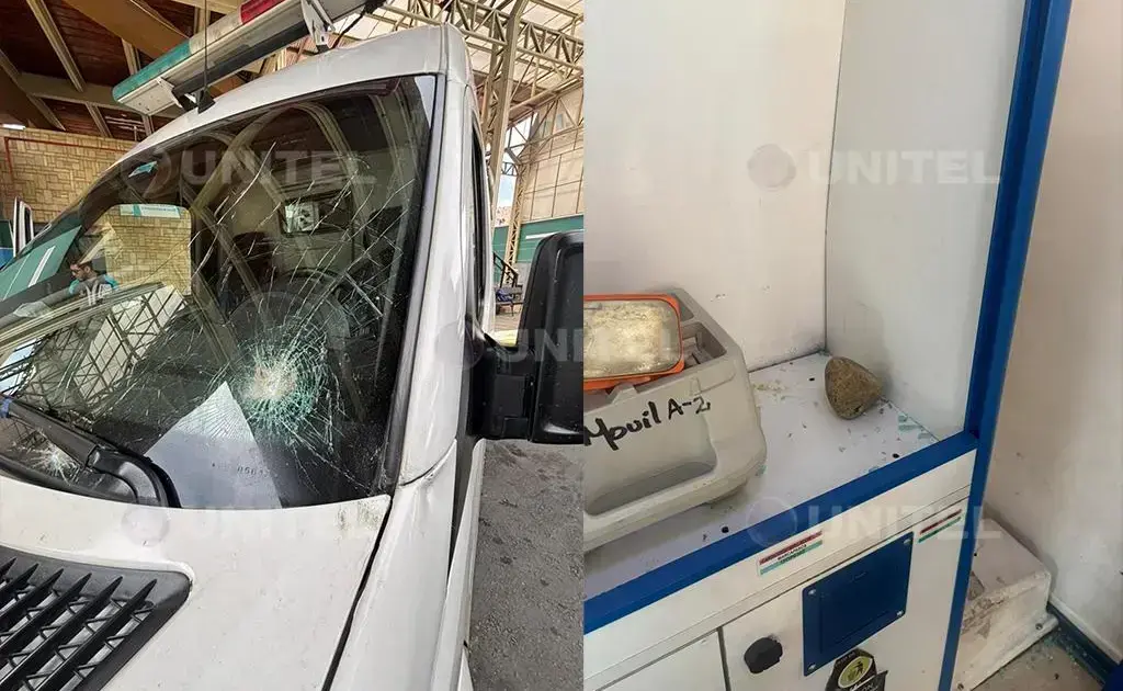 Ambulancia dañada tras ser atacada cerca del lugar del accidente aéreo en El Alto.
