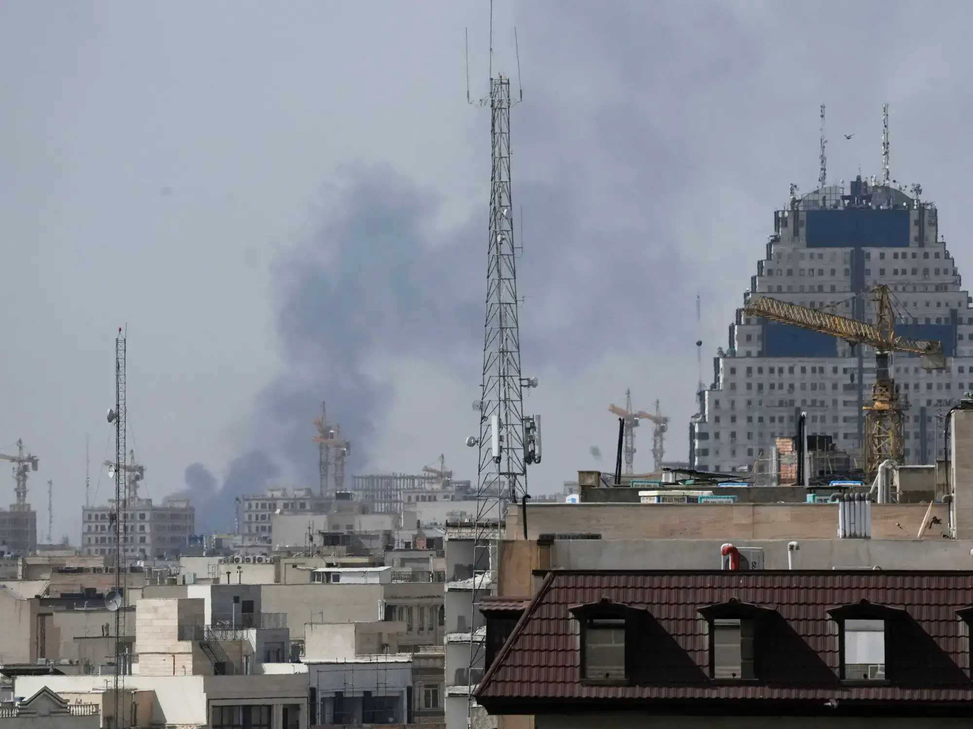 Columnas de humo se alzan desde Teherán durante los bombardeos