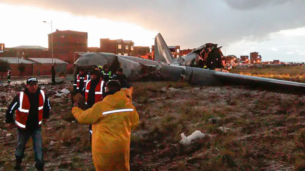 Imagen del accidente aéreo en El Alto, la tarde de hoy.