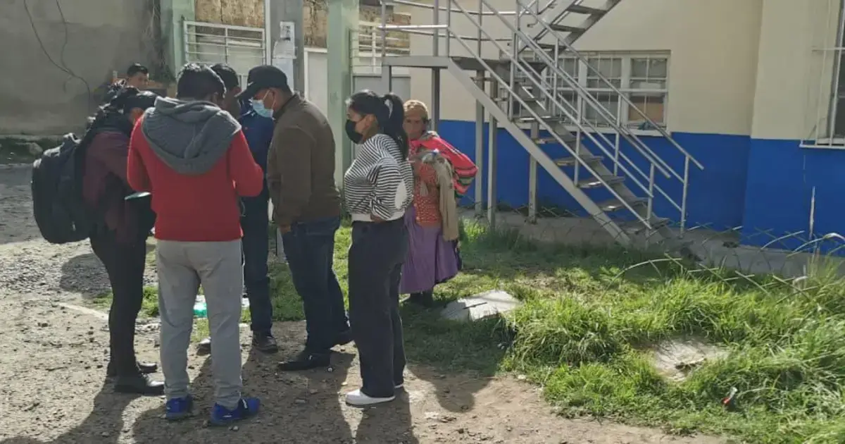 Familiares esperan en la morgue para retirar los cuerpos de sus seres queridos.