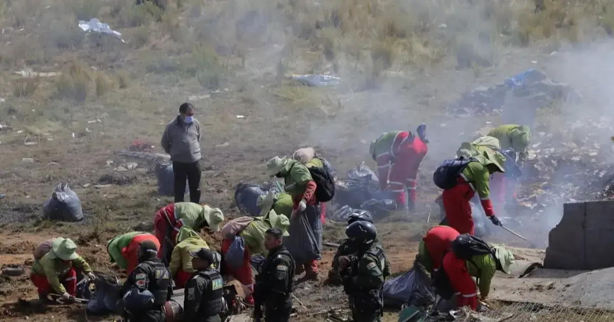 Policía detiene a 49 personas por caos y vandalismo tras accidente aéreo en El Alto
