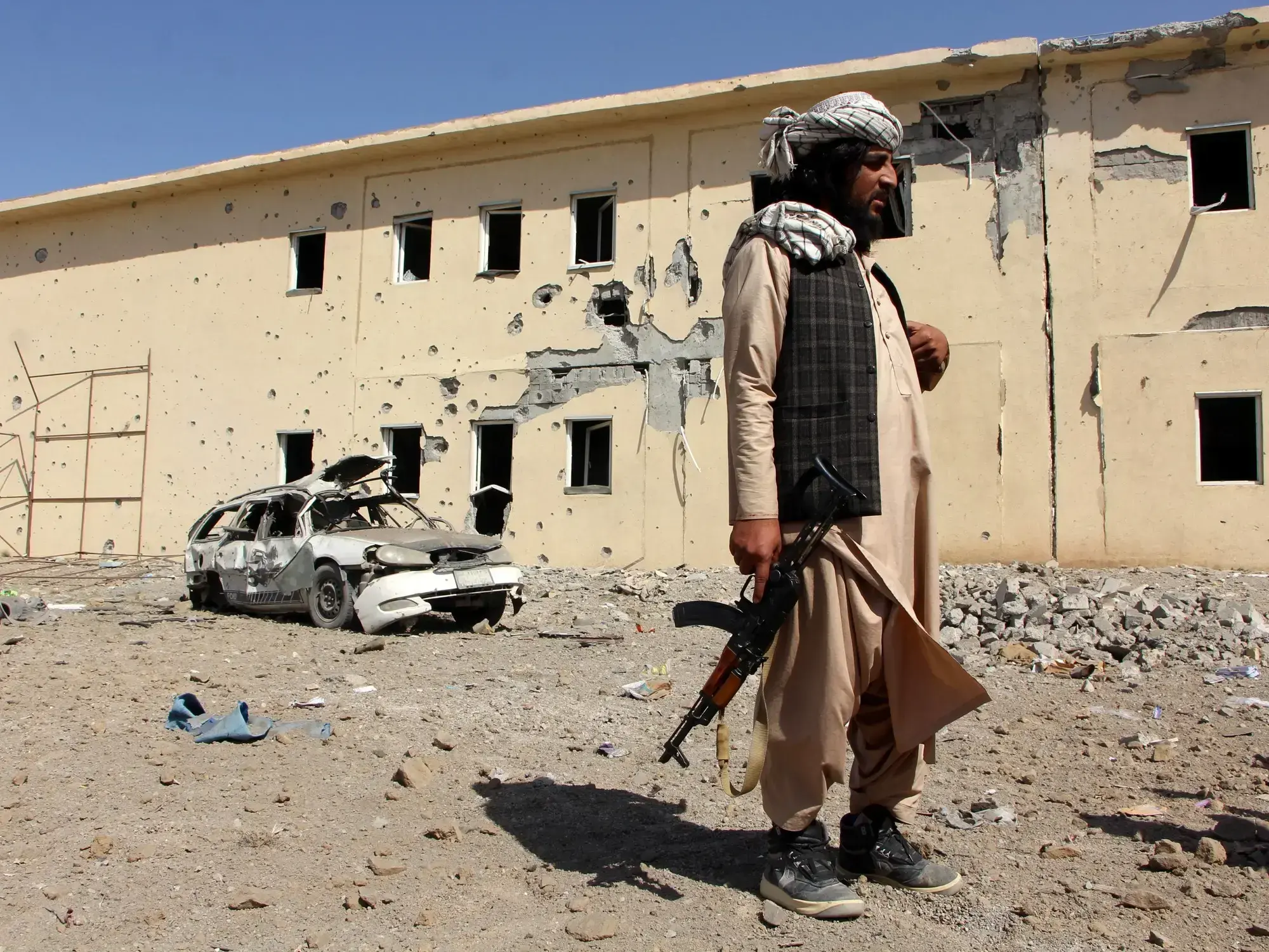 Personal de seguridad talibán inspecciona una vivienda alcanzada por un bombardeo de Pakistán en la provincia de Kandahar.