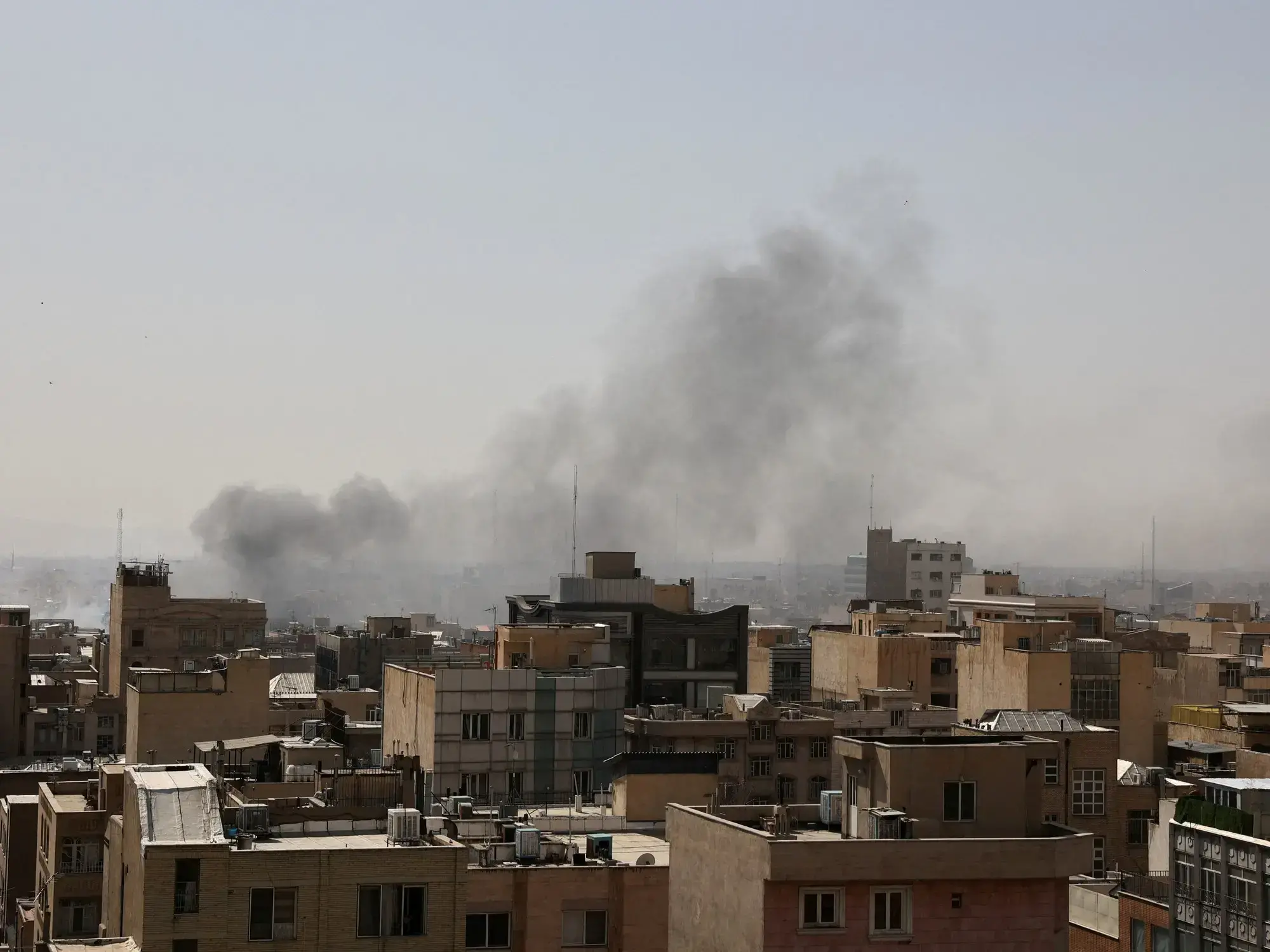 Humo sobre Teherán, luego de un ataque aéreo de Israel en Irán.