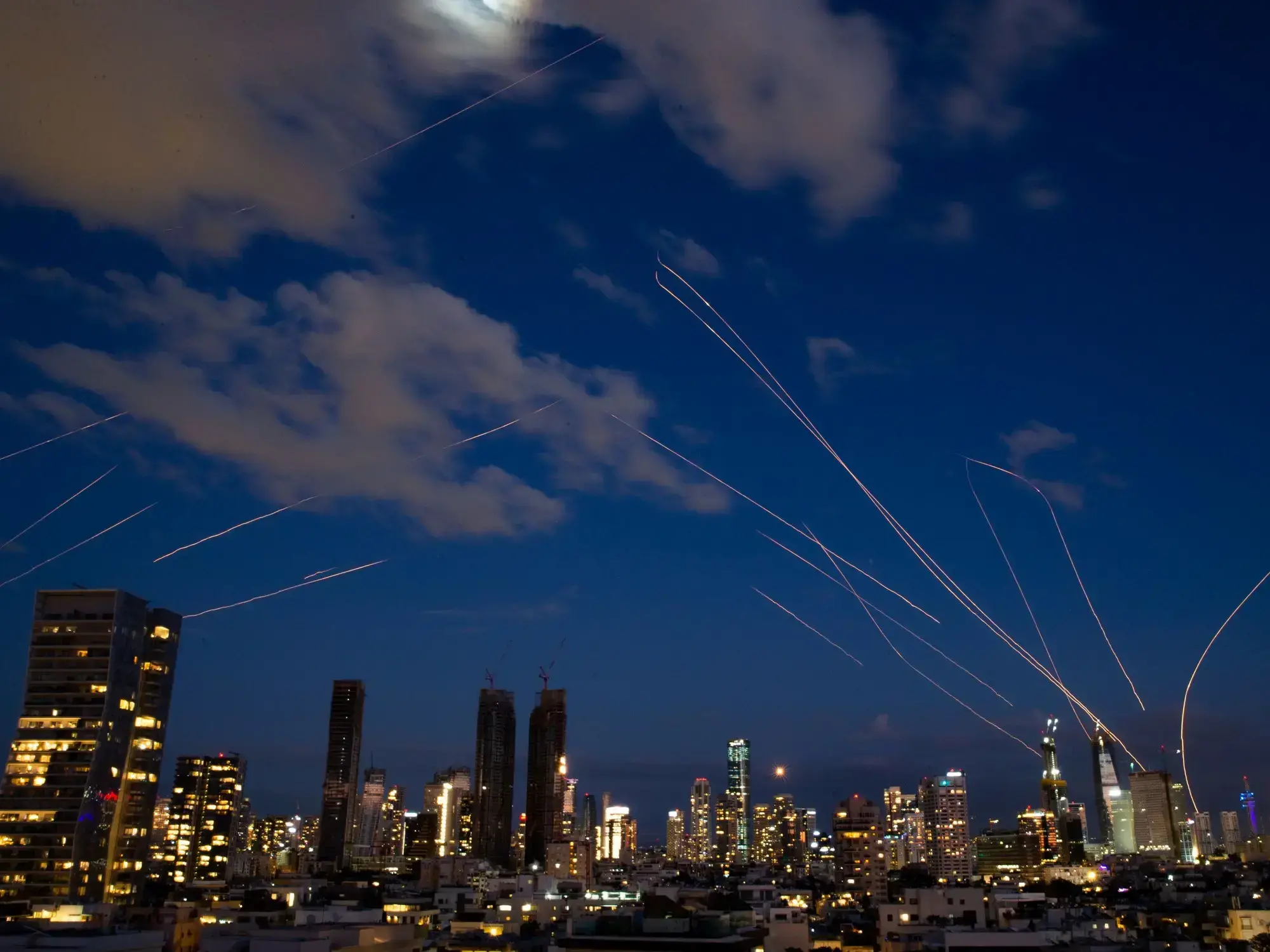 Estelas de misiles interceptores lanzados por los sistemas de defensa aérea israelí, en Tel Aviv.