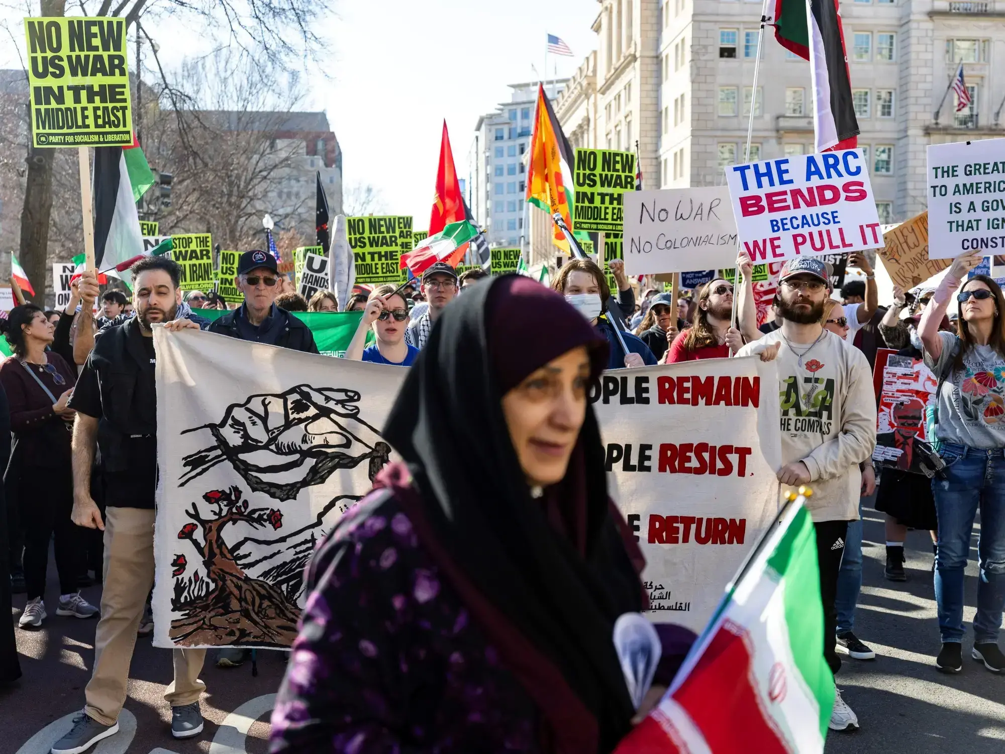 Manifestantes con carteles frente a la Casa Blanca