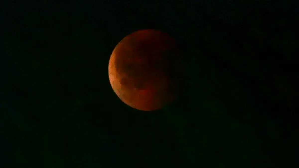 Un eclipse lunar total fotografiado en septiembre de 2025 en la India.