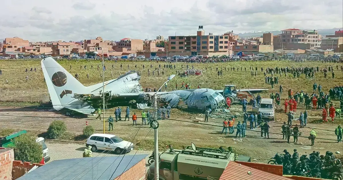 El avión Hércules Fab-81 que se estrelló en El Alto. En recuadro uno de los billetes del cargamento.