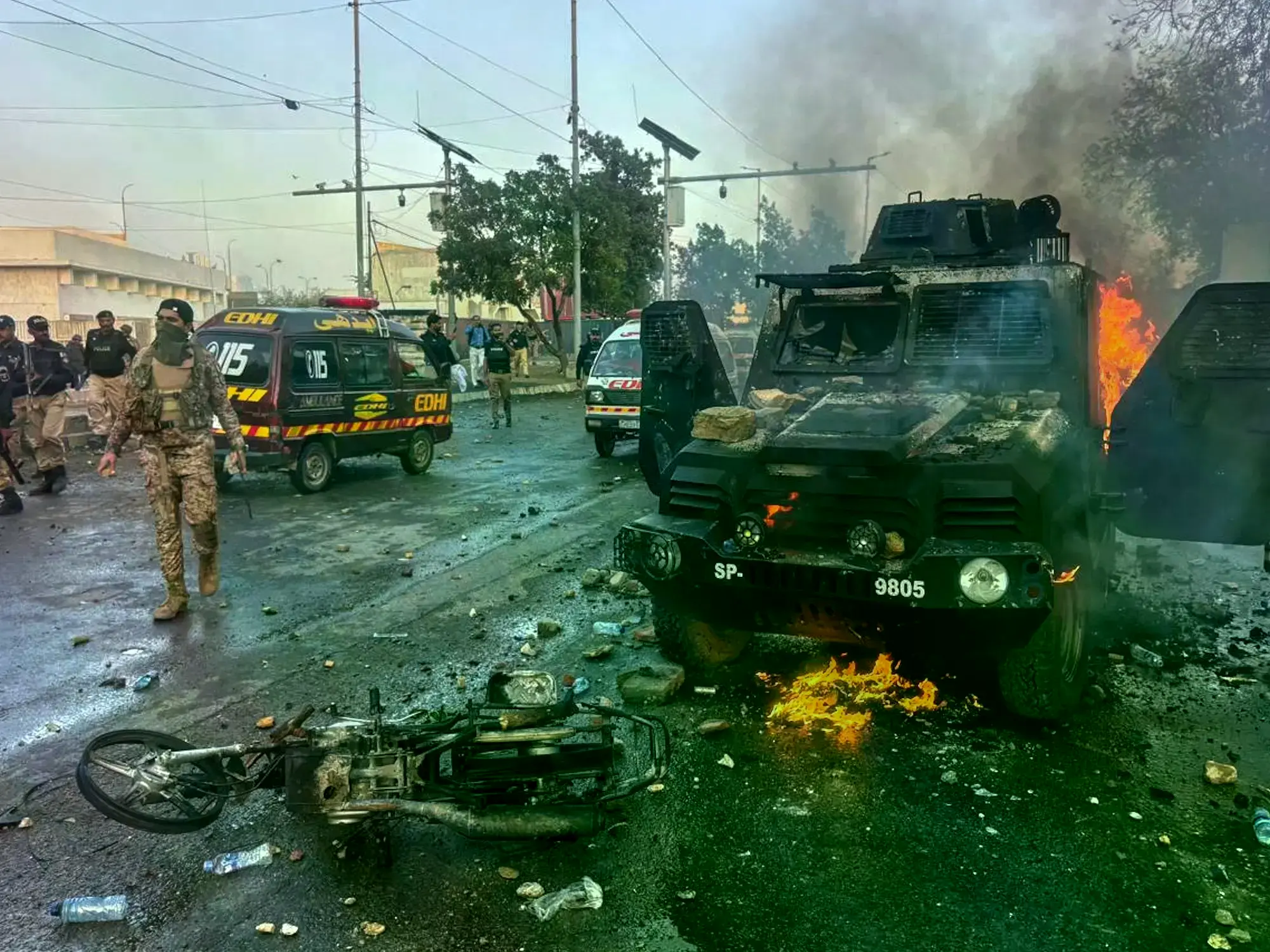 Un auto policial incendiado durante los incidentes en Karachi.