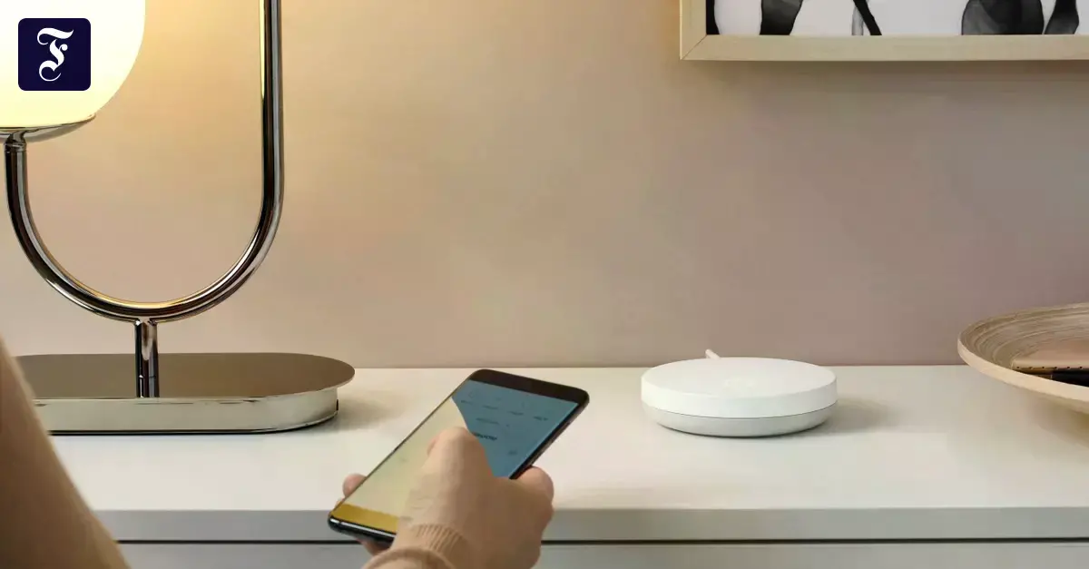 Un smartphone controlando la iluminación de un hogar.