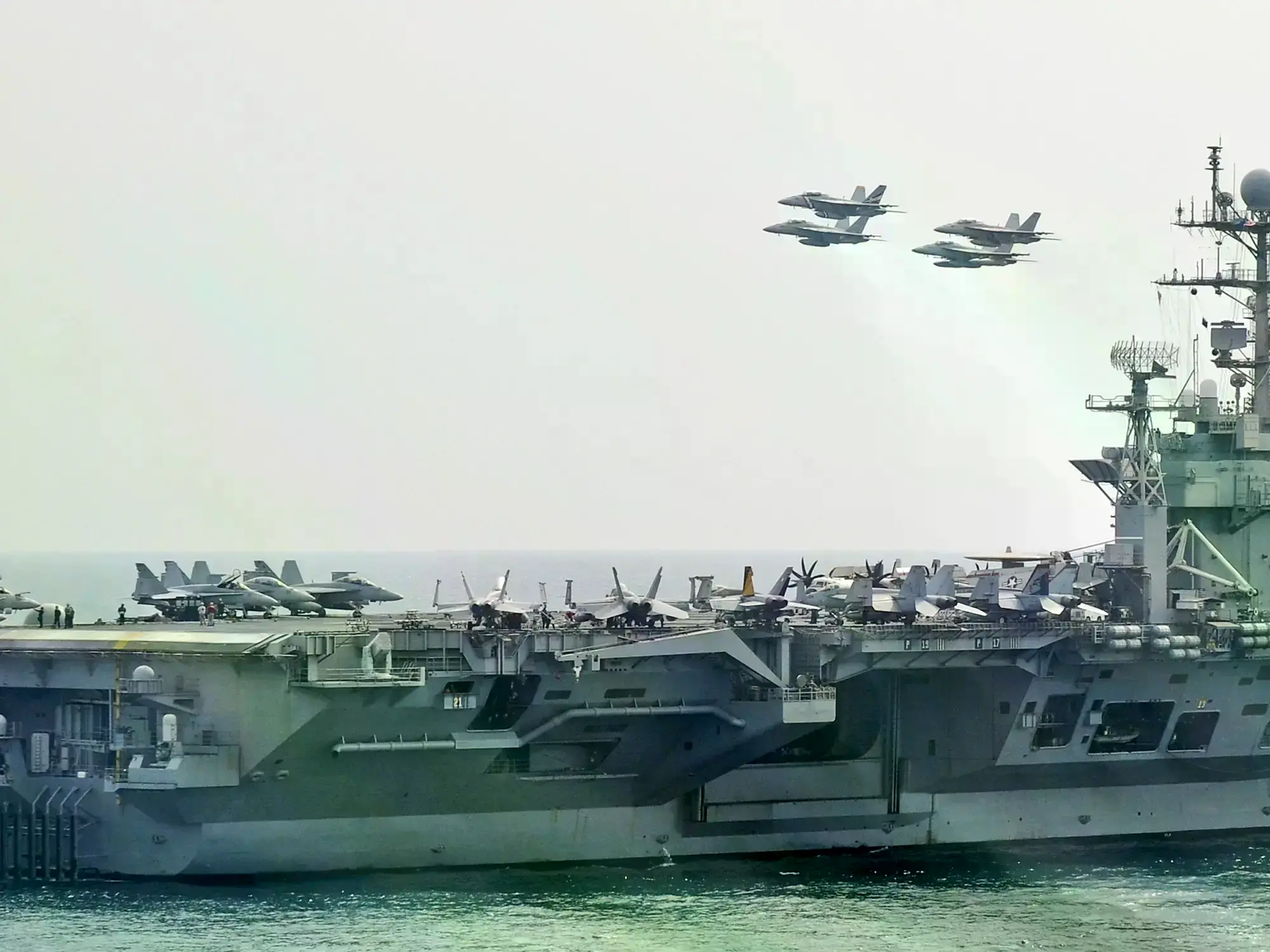 Fuerzas iraníes aseguran que cuatro de sus misiles impactaron contra el portaviones estadounidense Abraham Lincoln.