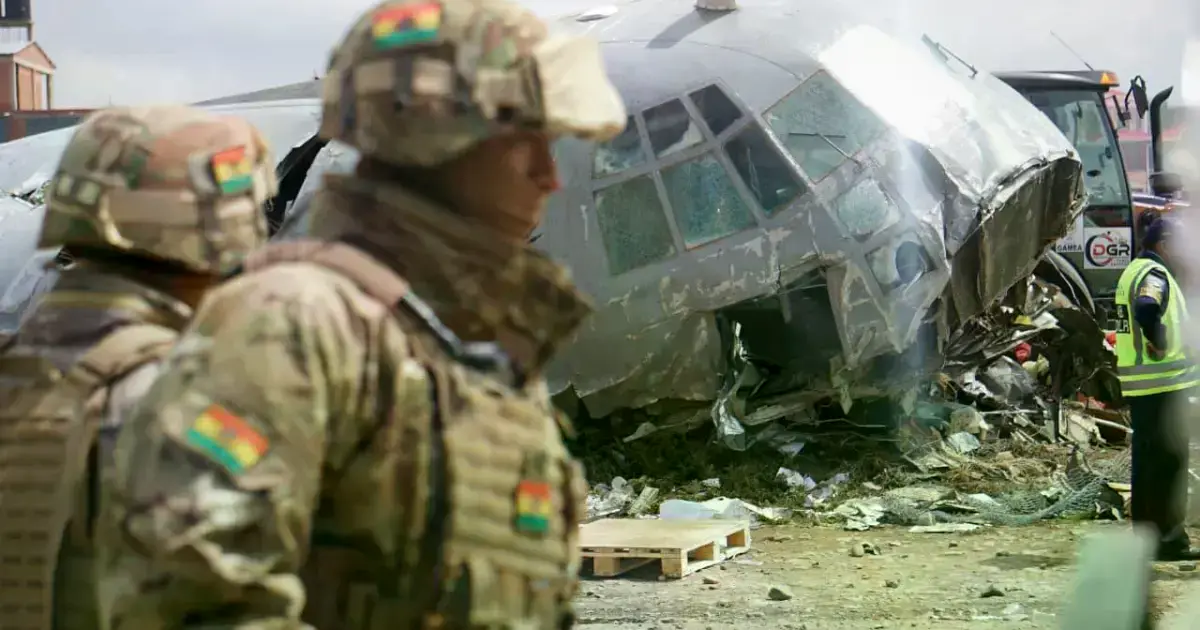 Militares retiran las piezas del avión siniestrado en El Alto.