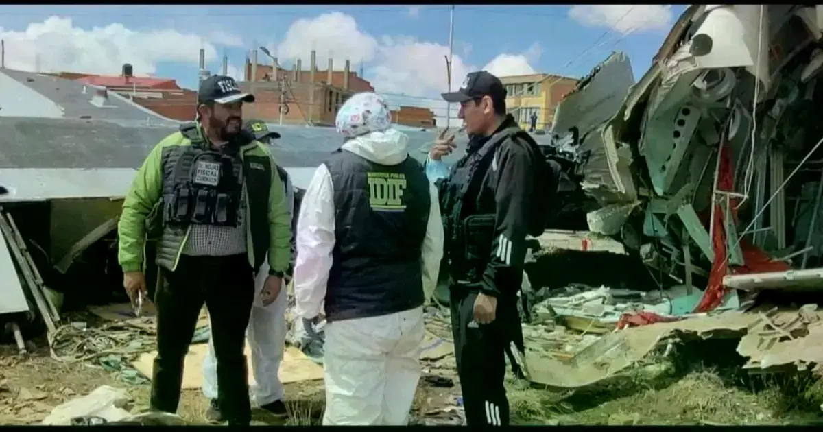 El fiscal Luis Torrez coordina el trabajo de la Fiscalía en el lugar del siniestro.