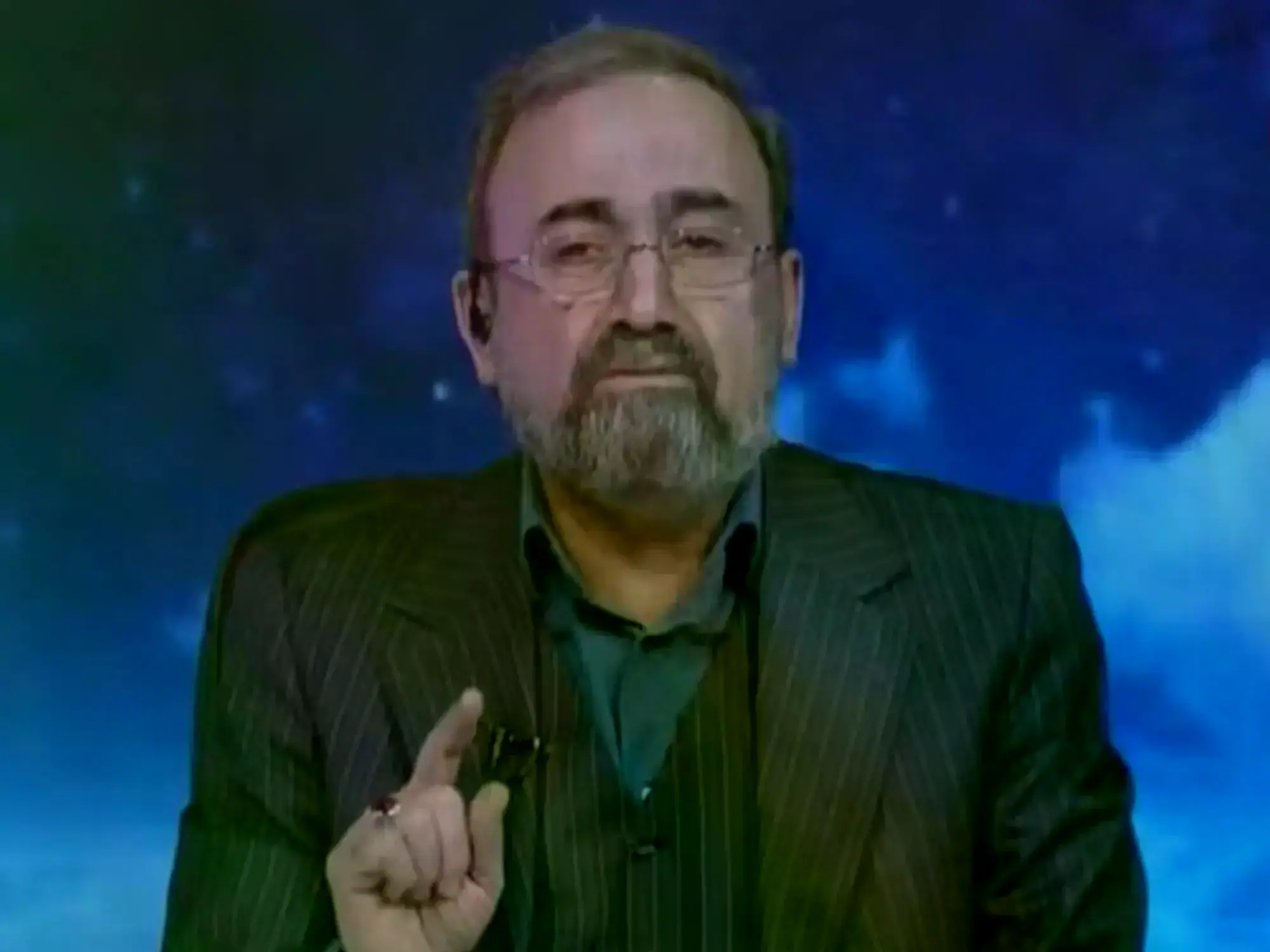 Presentador de la televisión estatal iraní anunciando la muerte de Ali Khamenei.