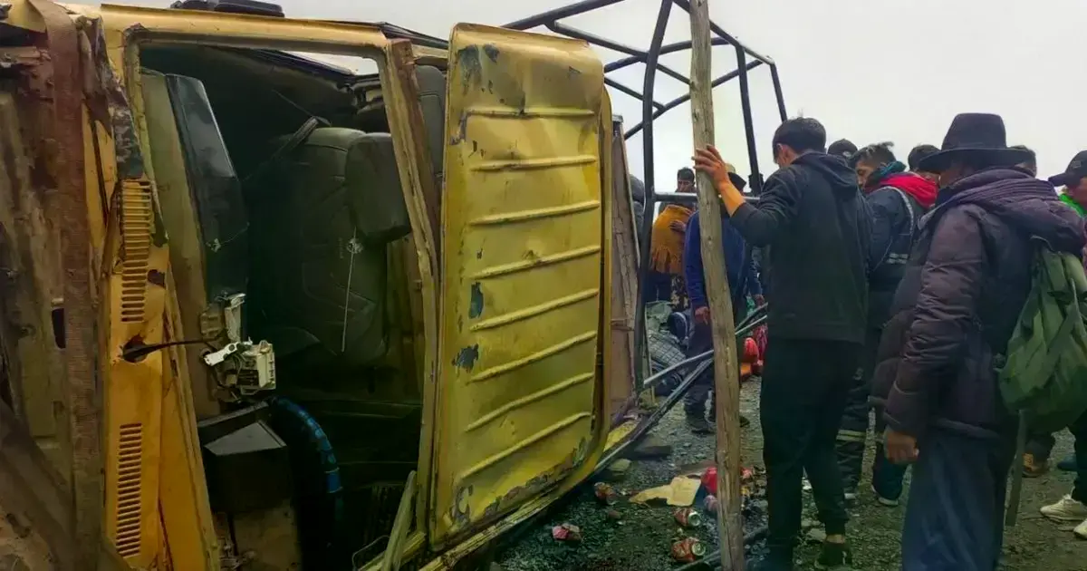 Vehículo accidentado recostado a un costado de la vía.