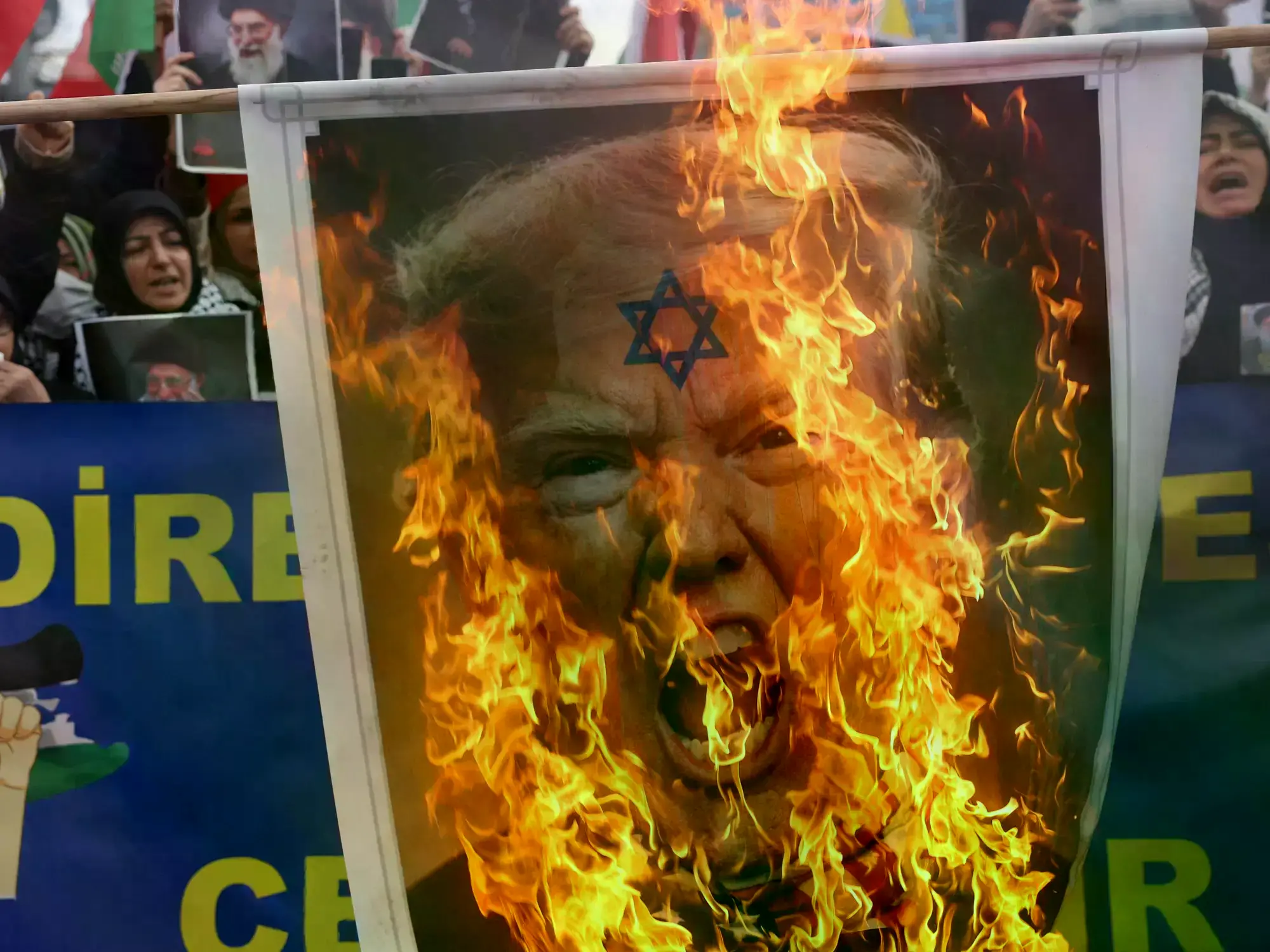 Manifestantes queman un retrato de Donald Trump durante una marcha en Estambul, Turquía.