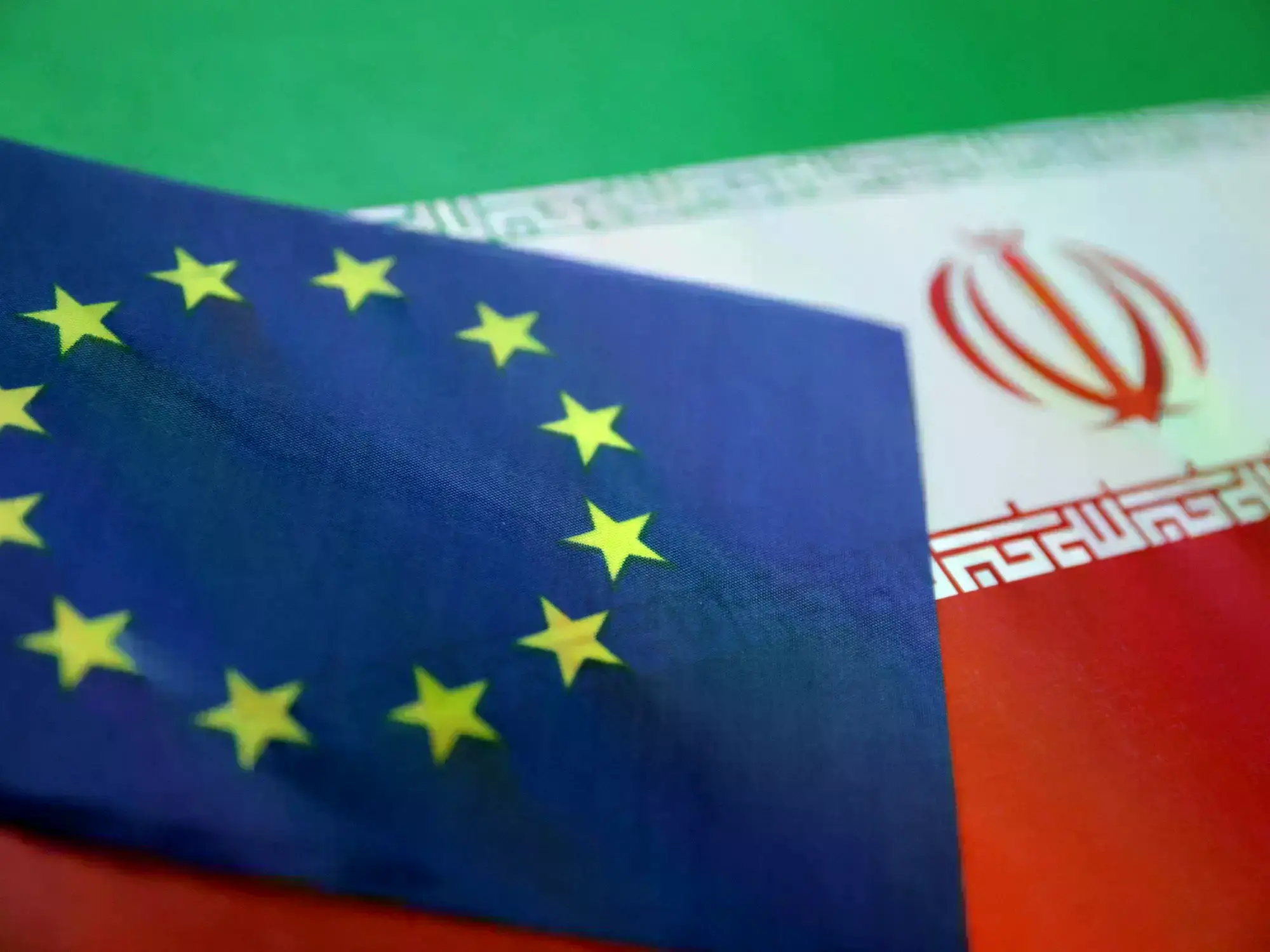 Banderas de Irán y de la Unión Europea: las posturas de los gobiernos del bloque son diversas.