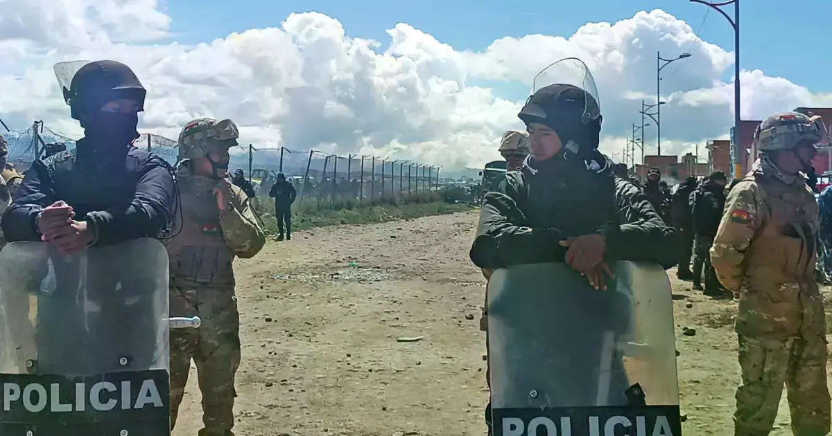 Personas buscan objetos entre los restos del avión accidentado.