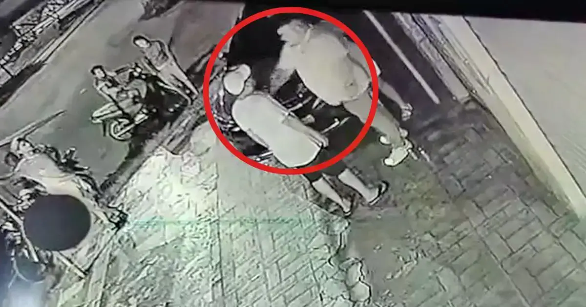 Momento en el que el atacante apunta con el arma a la víctima.