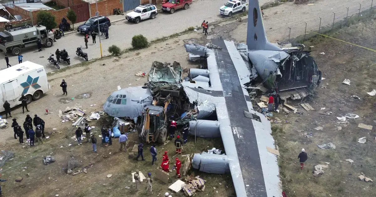 El avión quedó destruido tras salirse de la pista y deslizarse un kilómetro fuera de la pista.