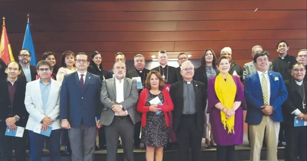 Autoridades de la Iglesia Catolica, docentes e investigadores de la UCB en la presentacion del libro.