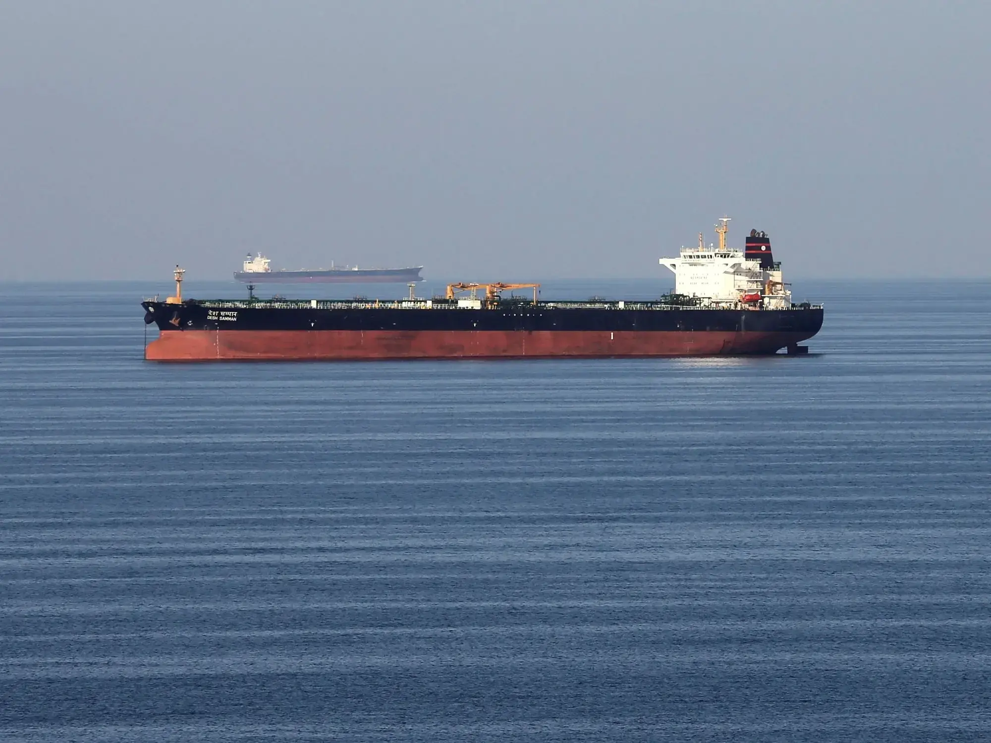 Petroleros pasan por el estrecho de Ormuz.
