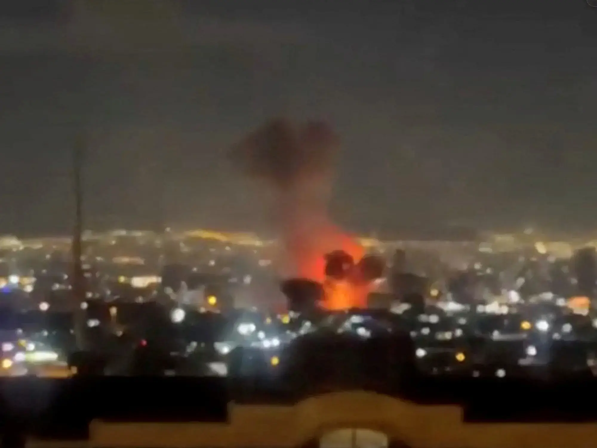 Una bola de fuego tras impactos cerca de la sede de la Radiodifusión de Irán en Teherán.