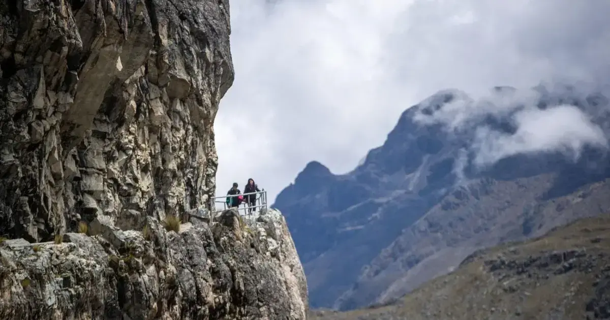 Ascenso a 5.000 metros por acueductos glaciares se convierte en atracción turística en Bolivia