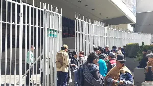 Filas en el Banco Central de Bolivia para cambiar billetes de la Serie B.