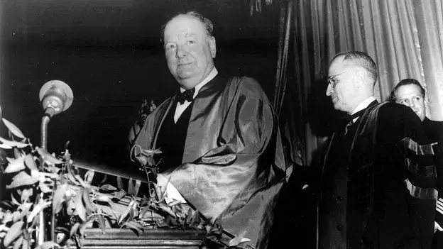 Winston Churchill pronunciando su discurso "Sinews of Peace" en Fulton, Missouri.
