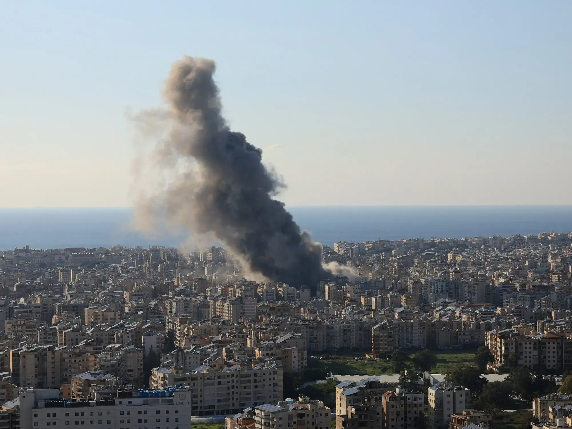 Llamas y nubes de humo en Beirut.