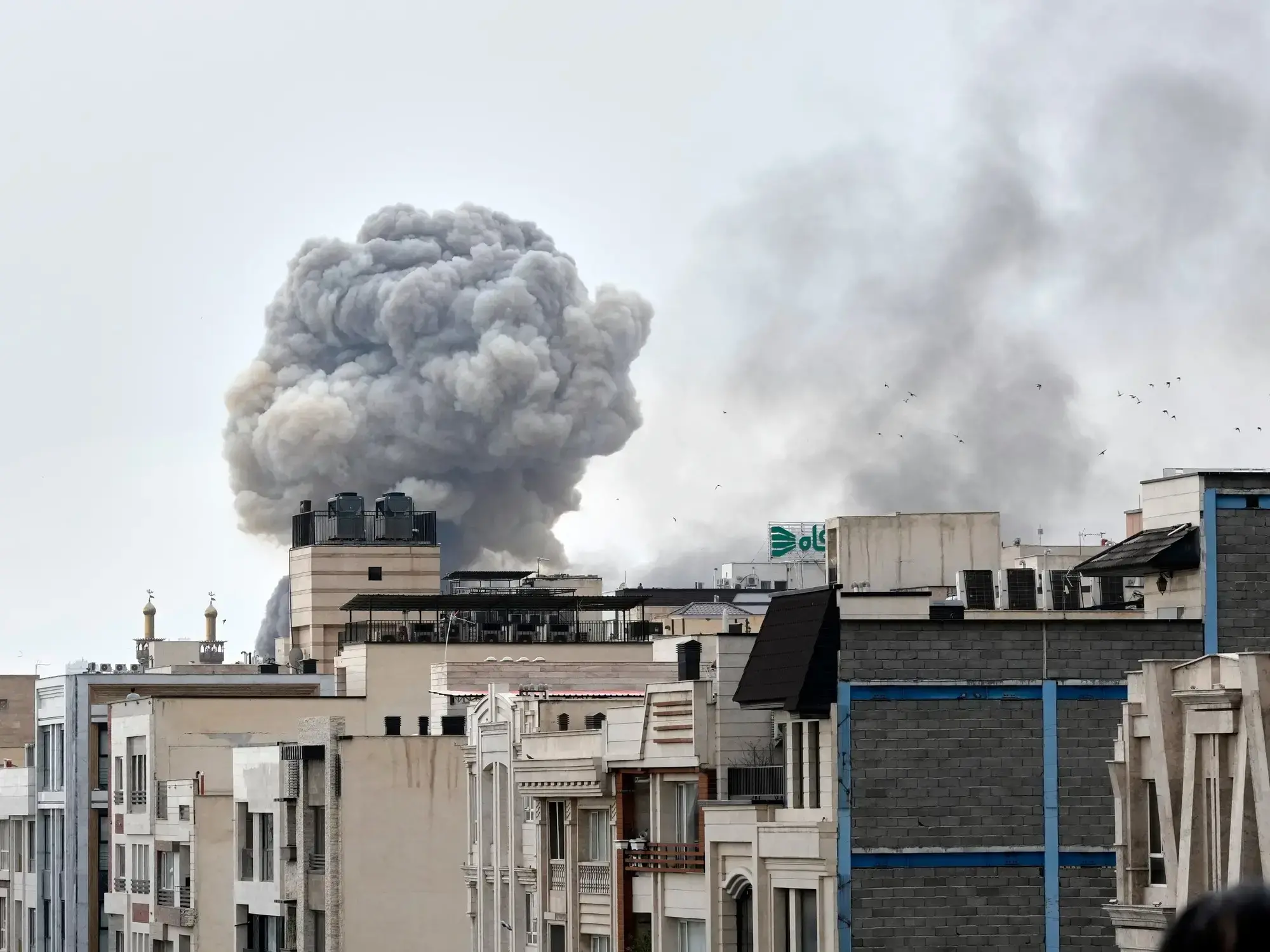Aves salen volando tras una explosión en Teherán.