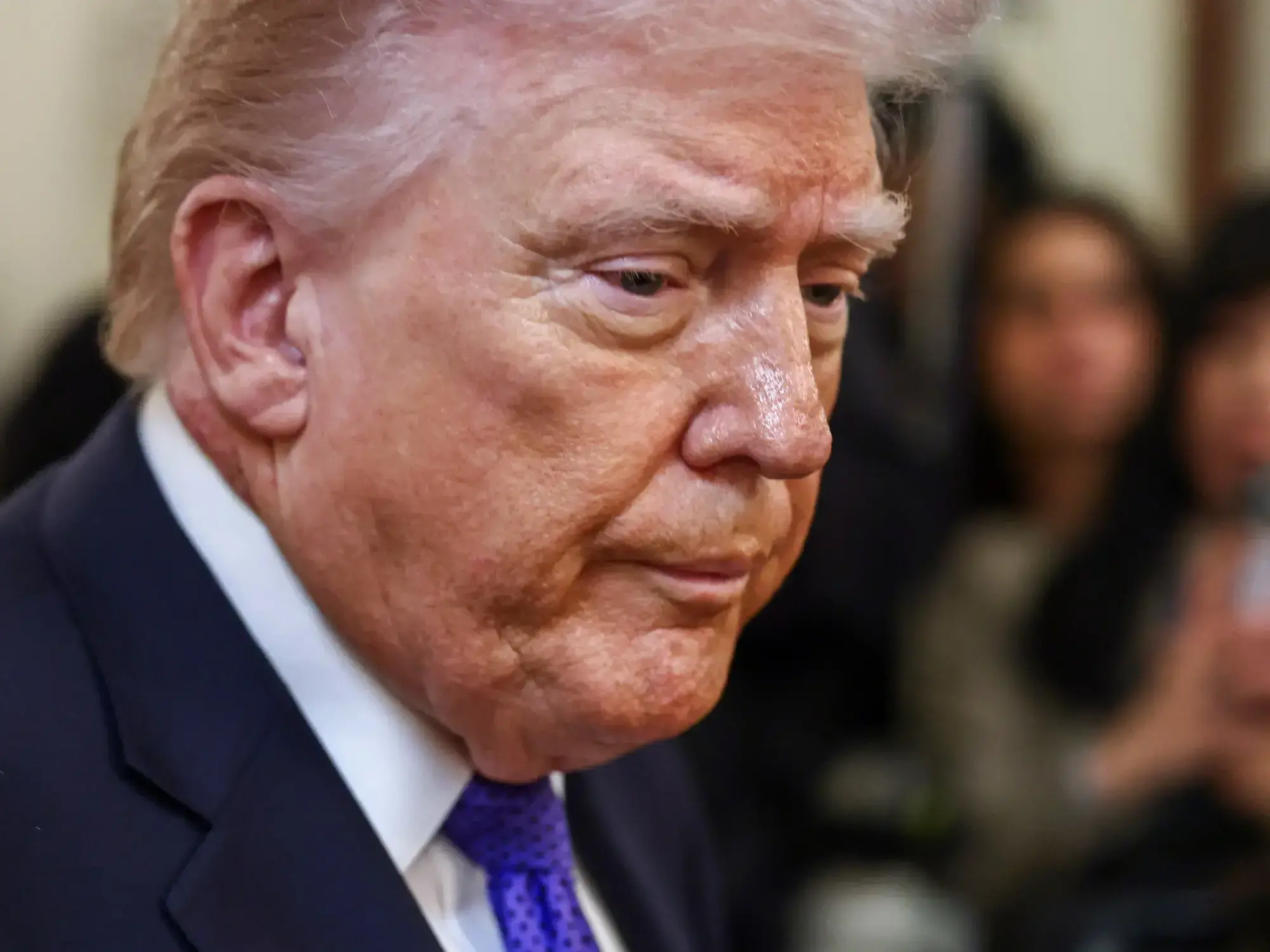 El presidente de Estados Unidos, Donald Trump, llega para otorgar una medalla de honor.