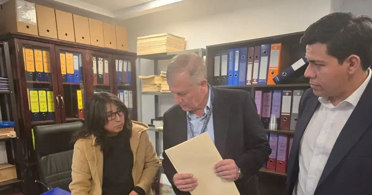 El senador Marinkovic entrega el proyecto de ley en La Paz.