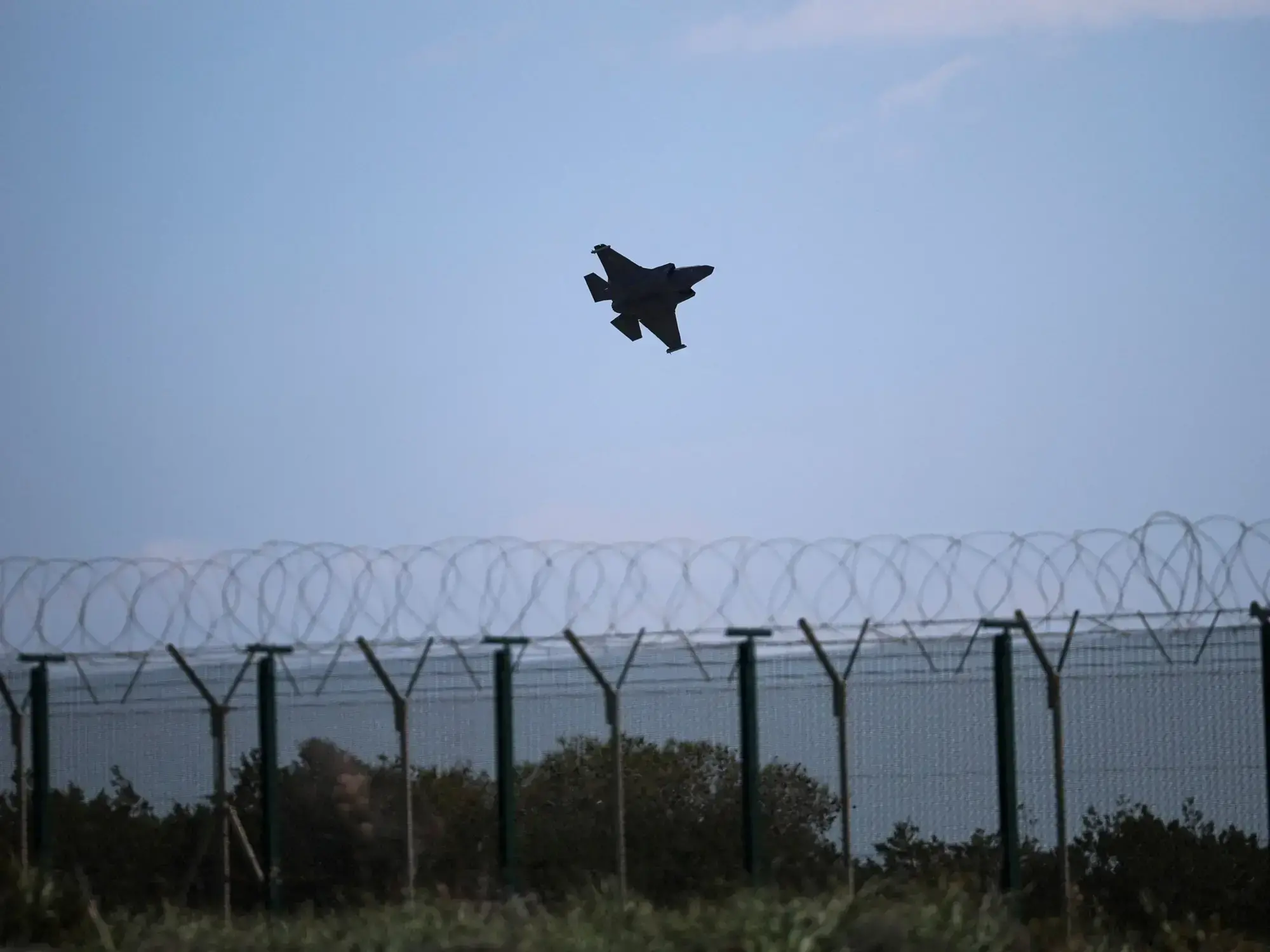 Un avión de guerra sobrevuela la base militar británica de Akrotiri, en Chipre.