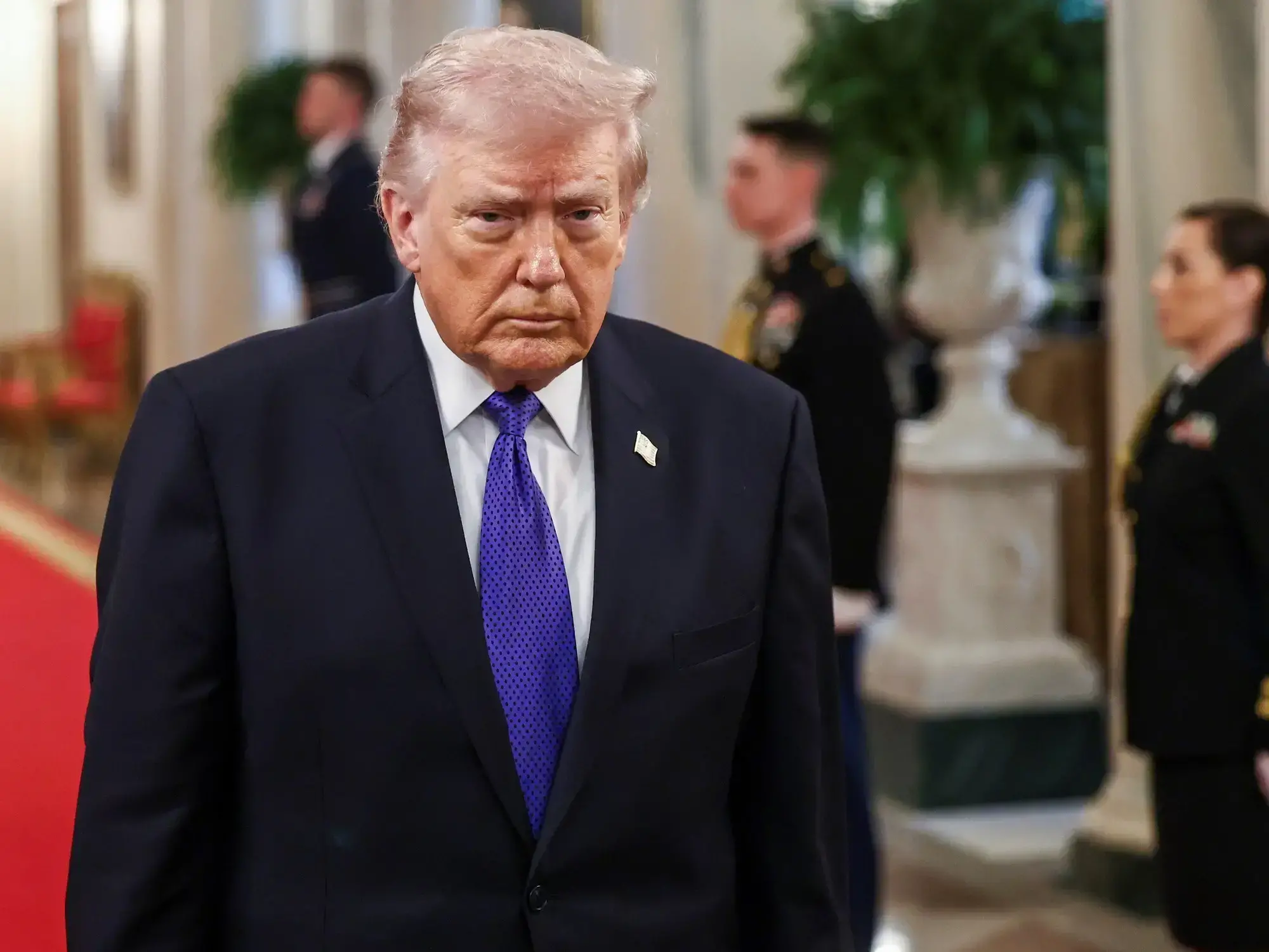 Columnas de humo se elevan tras una explosión en Teherán.