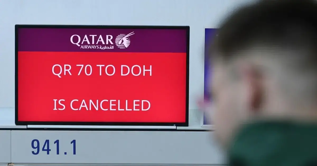 Vista de un panel digital que muestra un vuelo cancelado de Qatar Airways en el Aeropuerto de Frankfurt.